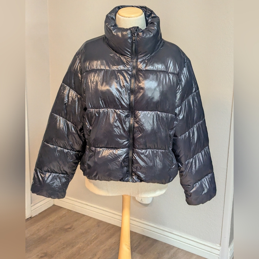 Women's Old Navy Cropped Shiny Black Puffer Jacket Size M